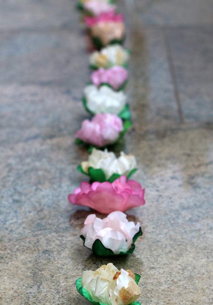 Cordão de flores com pisca-pisca | Blog Divirta-se Organizando